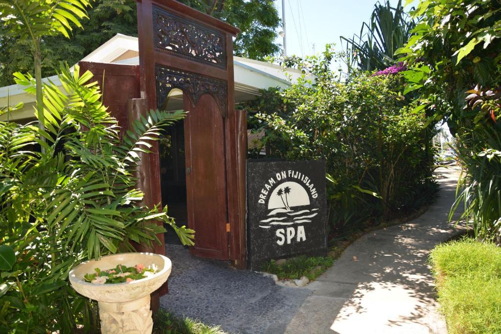 First Landing Beach Resort & Villas Lautoka Esterno foto